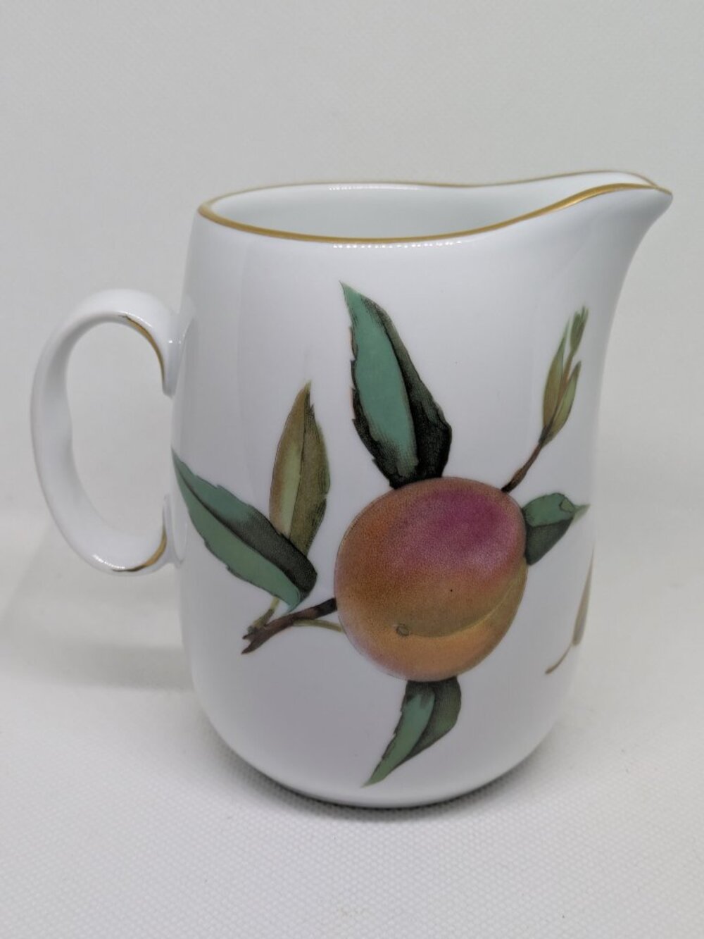 Classic vintage fine porcelain cream / milk jug from Royal Worcester